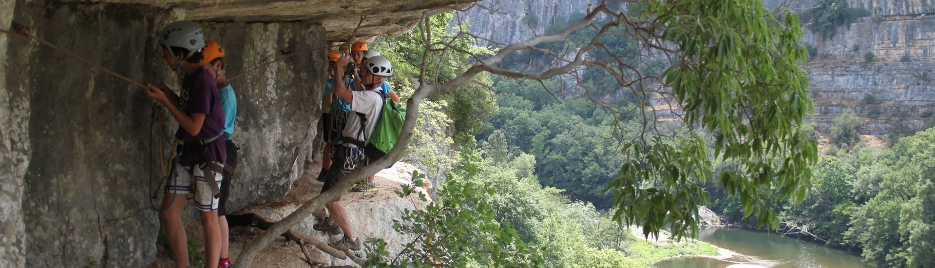 Participants doing the via corda in South Ardèche on a mountainside with Cévèn'Aventure.
