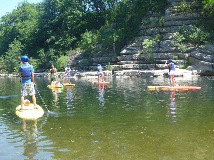 Group of people during the Stand up paddleboarding in South Ardèche with Cévèn'Aventure.