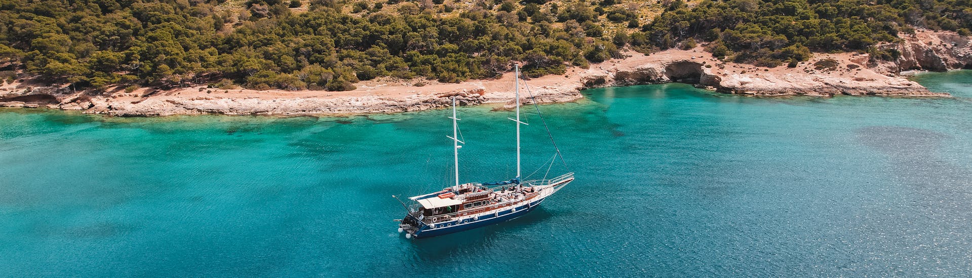 Het eiland Moni met de boot, die bezocht kan worden op de zeiltocht naar Agistri, Moni en Aegina met All Day Cruises.