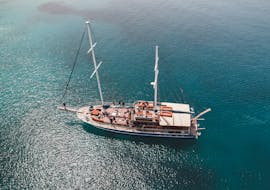 Foto des Bootes, das bei der Bootstour von Athen nach Agistri, Moni und Aegina mit Mittagessen mit All Day Cruise verwendet wird.