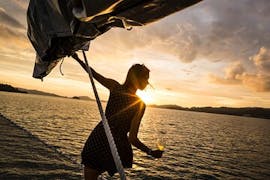 Frau entspannt sich bei einem Glas Wein auf dem Boot bei der Sonnenuntergangstour um Athen mit Getränken mit All Day Cruise.