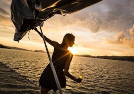 Frau entspannt sich bei einem Glas Wein auf dem Boot bei der Sonnenuntergangstour um Athen mit Getränken mit All Day Cruise.