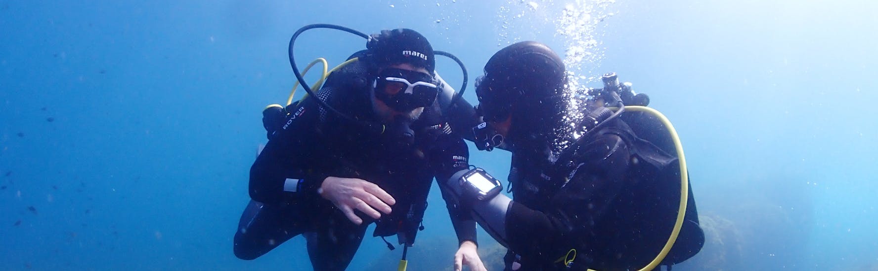 A duo is doing a FFESSM PE12 Diving Course in Calvi for Beginners with L'Hippocampe Plongée Calvi.