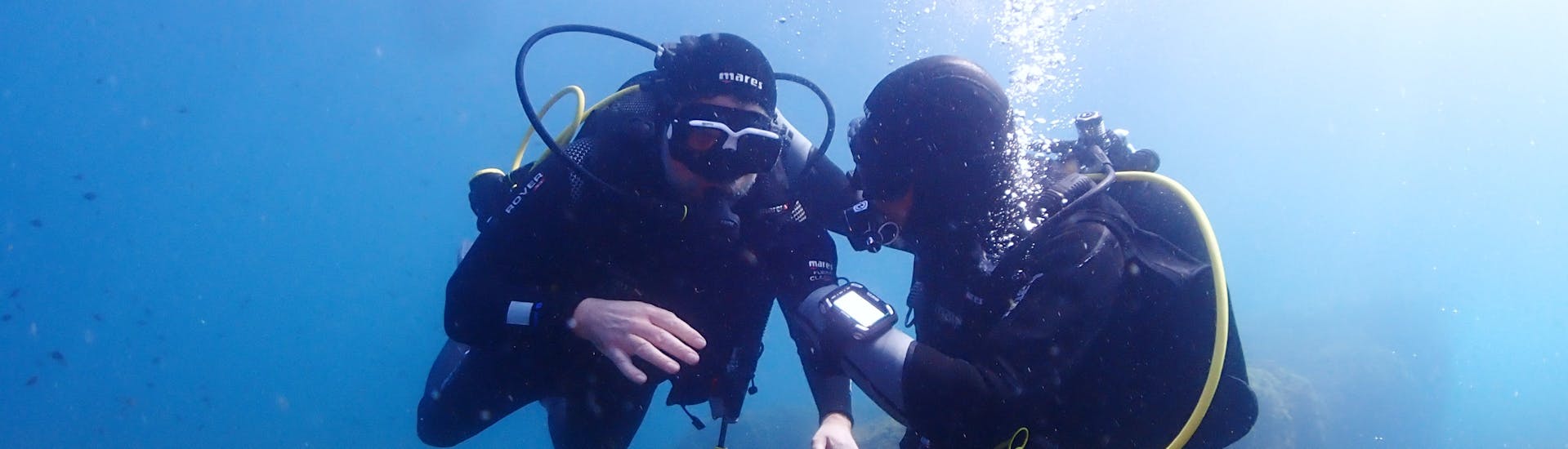 Een duo doet een FFESSM PE12-duikcursus in Calvi voor beginners met L'Hippocampe Plongée Calvi.