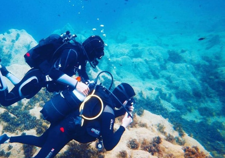 Mensen die een FFESSM PE20-duikcursus volgen in Calvi voor beginners bij L'Hippocampe Plongée Calvi.