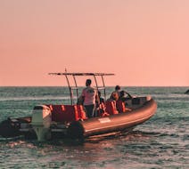 Le bateau semi-rigide de HopHop Boat naviguant lors de la Balade en bateau dans le golfe des Poètes au coucher du soleil avec Apéritif.