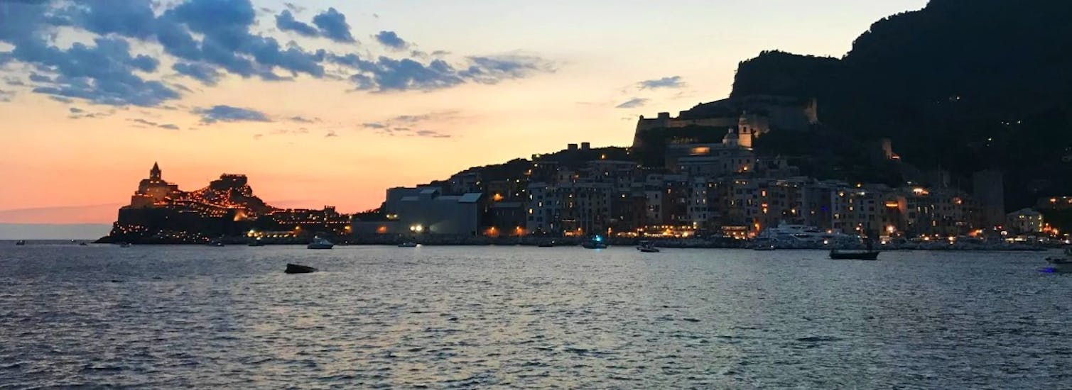 Vista del Golfo dei Poeti dopo il tramonto durante il giro in gommone al tramonto con aperitivo di HopHop Boat La Spezia.