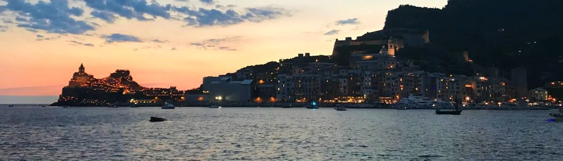 Zicht op de Golfo dei Poeti na zonsondergang tijdens de RIB sunset trip met aperitief van HopHop Boat La Spezia.
