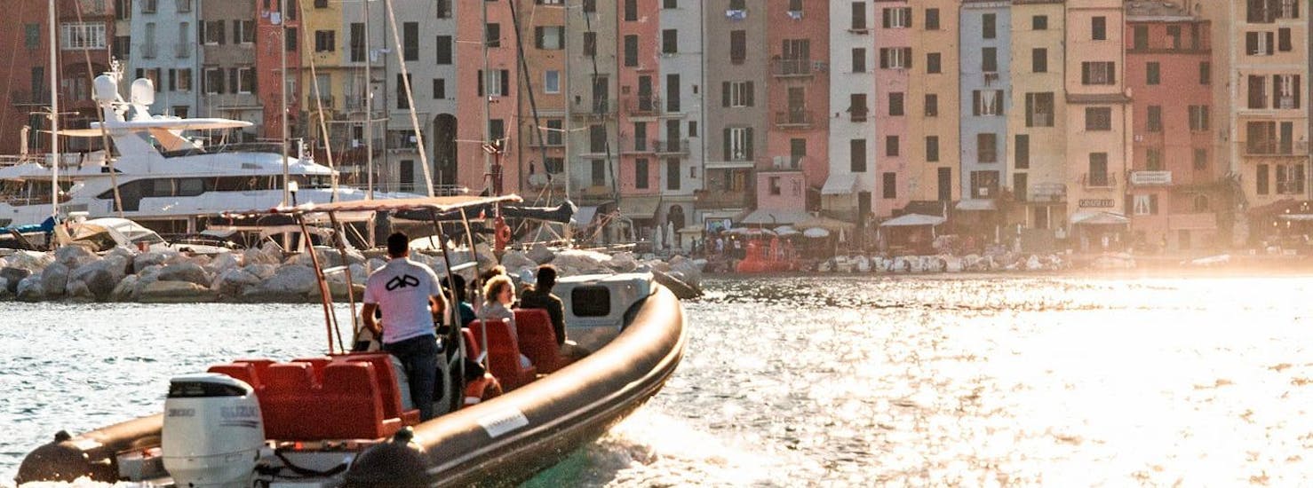 Gommone di HopHop La Spezia in navigazione con dei passeggeri a bordo durante la gita in gommone privato alle Cinque Terre o nel Golfo dei Poeti.