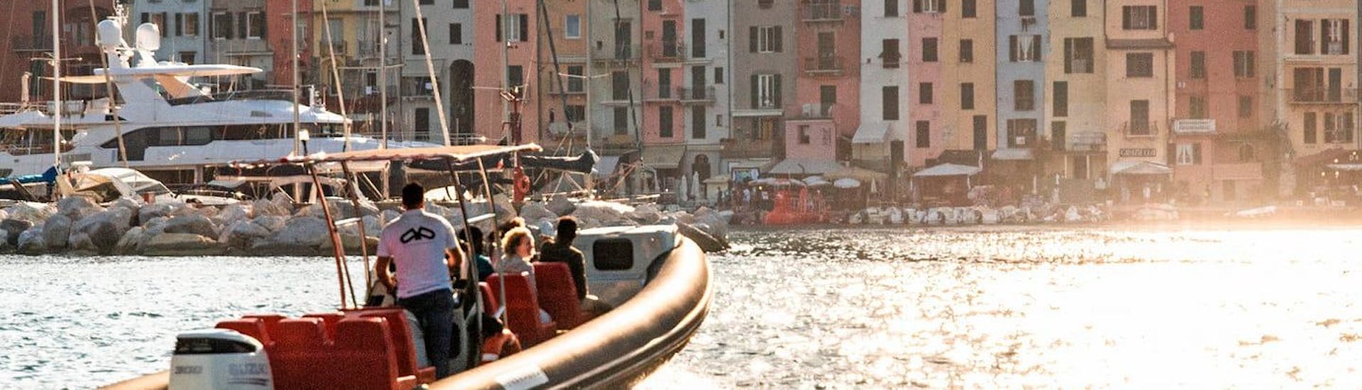 Eines der Boote von HopHop Boat La Spezia mit Passagieren an Bord während der privaten Bootstour nach Cinque Terre oder dem Golf der Poeten. 