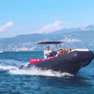 Ein Boot von HopHop La Spezia beim Navigieren mit Passagieren an Bord während der privaten Bootstour zum Golf der Poeten und nach Portovenere.
