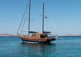 One of our boats sailing through the open sea during the Boat Trip to Delos & Rhenia Island with Greece Sailing Mykonos.