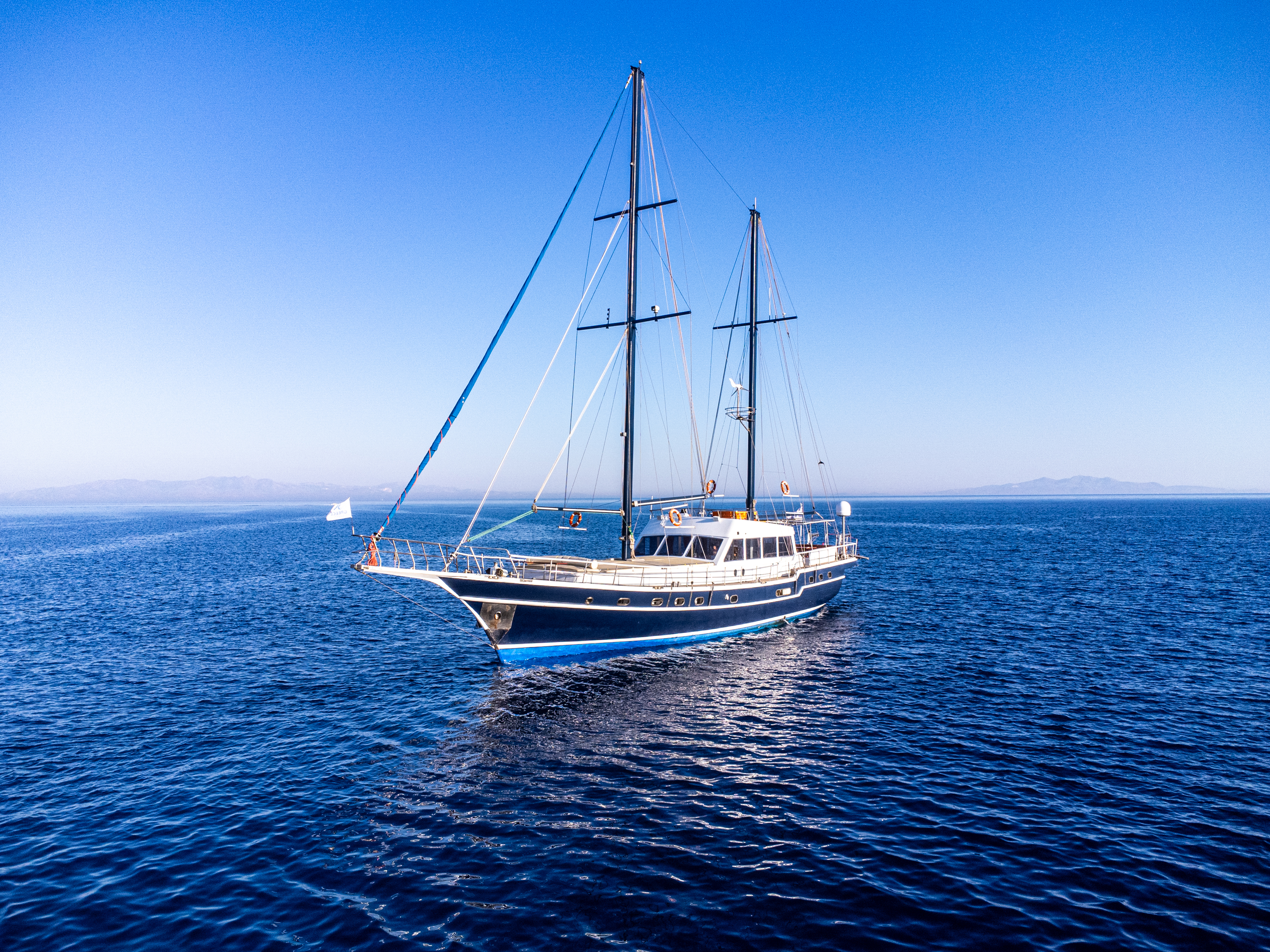 Paseo en velero a las islas de Delos y Rhenia con barbacoa con Greece Sailing .