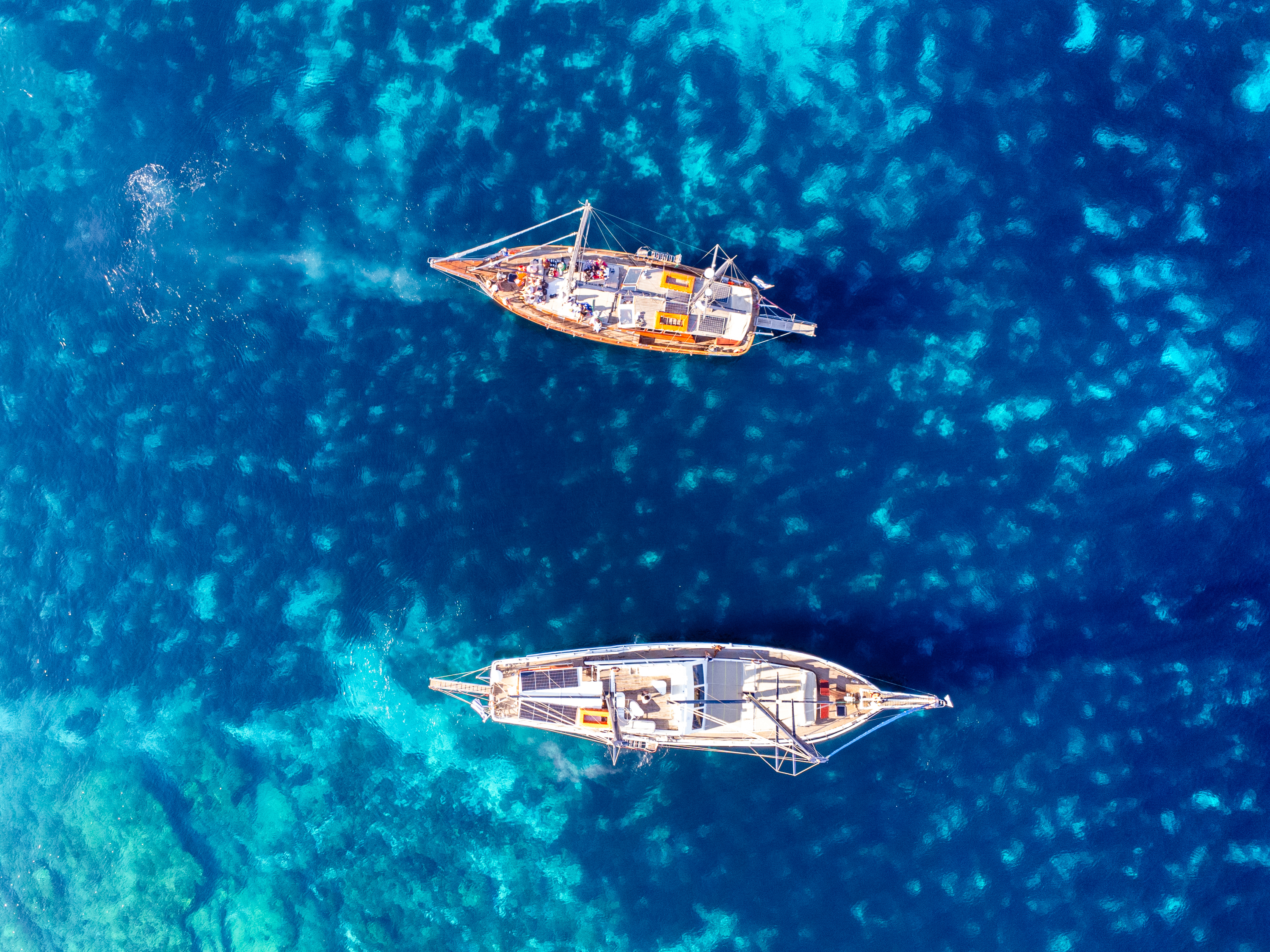 Balade d'une journée en bateau à voile vers l'île de Délos et Rhénia avec barbecue.