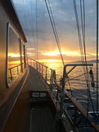 Le coucher de soleil pendant la balade en bateau à Delos le long de la côte sud de Mykonos avec Greece Sailing Mykonos.