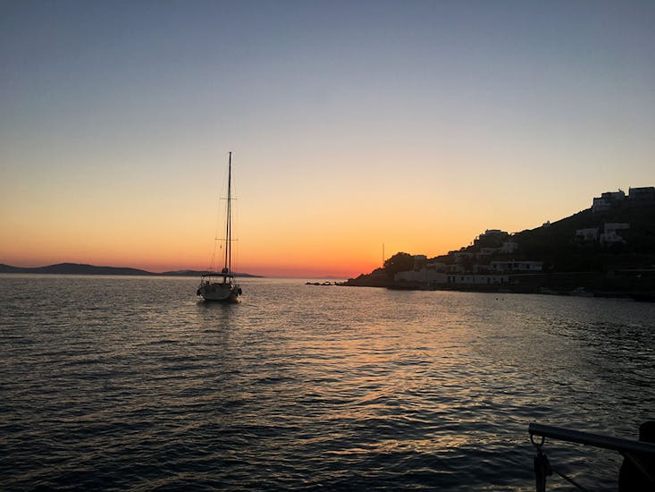 Der wunderschöne Sonnenuntergang während der Bootstour entlang der Südküste nach Delos bei Sonnenuntergang mit Greece Sailing Mykonos.