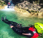 Due giovani divertendosi durante un'attività di canyoning nel torrente Vione vicino al Lago di Garda con Mmove Into Nature.