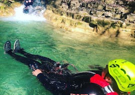 Dos jóvenes se divierten durante la actividad de barranquismo en la corriente del Vione cerca del Lago de Garda con Mmove Into Nature.