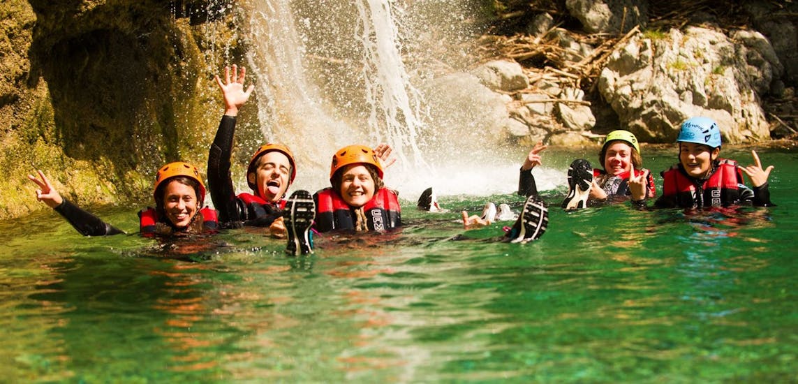 Nuotando nelle acque verdi smeraldo durante un'attività di canyoning nel torrente Vione vicino al Lago di Garda con Mmove Into Nature.