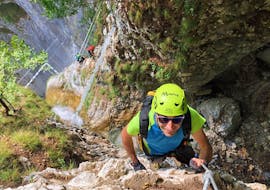 Ein fröhlicher Mann auf dem Klettersteig Signora delle Acque in Ballino mit Mmove - Into Nature Gardasee.