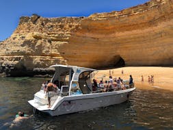 I partecipanti si fermano per fare una nuotata e per entrare nella Grotta di Benagil durante un giro in barca alla Grotta di Benagil con Osservazione dei Delfini offerta da Manguitu's.