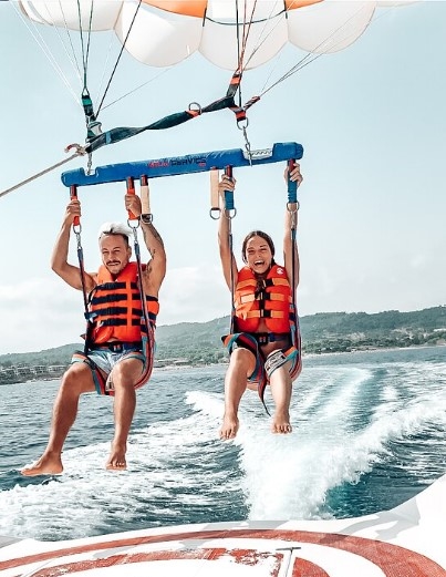 Ein Paar übt sich im Parasailing am Banana Beach in Vasilikos mit Banana Watersports.