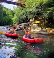 Twee meisjes hebben plezier op de Serchio rivier tijdens onzerafting op de Serchio rivier vanuit Borgo a Mozzano.