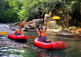 Due ragazze si divertono durante il nostro packrafting sul fiume Serchio da Borgo a Mozzano con Gargagnana Rafting.