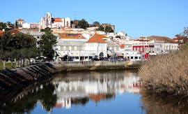 Het prachtige uitzicht op de middeleeuwse stad Silves tijdens een boottocht met Manguitu's in de Algarve.