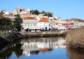 Die schöne Aussicht auf die mittelalterliche Stadt Silves während einer Bootstour mit Manguitu's an der Algarve.