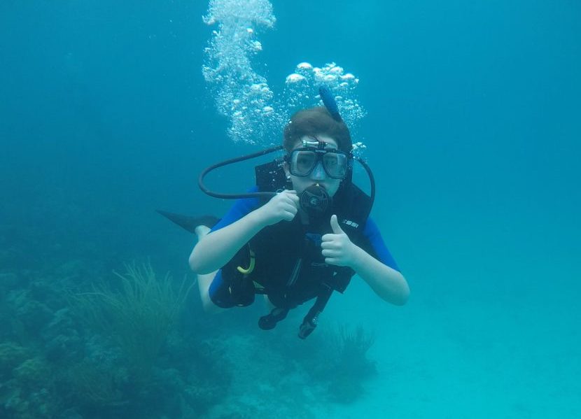 Un enfant fait un Baptême de plongée à Propriano avec Propriano Plongée.