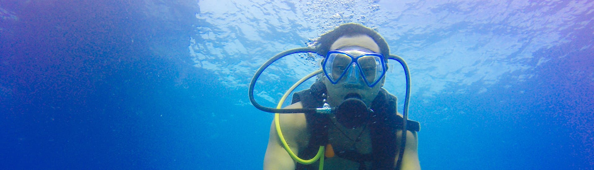 A person is doing a Trial Scuba Diving in Propriano with Propriano Plongée.