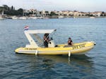 Zwei Menschen auf dem Boot vom Bootsverleih mit Führerschein in Umag (bis zu 8 Personen) mit Action & Fun Umag.