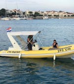 Zwei Menschen auf dem Boot vom Bootsverleih mit Führerschein in Umag (bis zu 8 Personen) mit Action & Fun Umag.