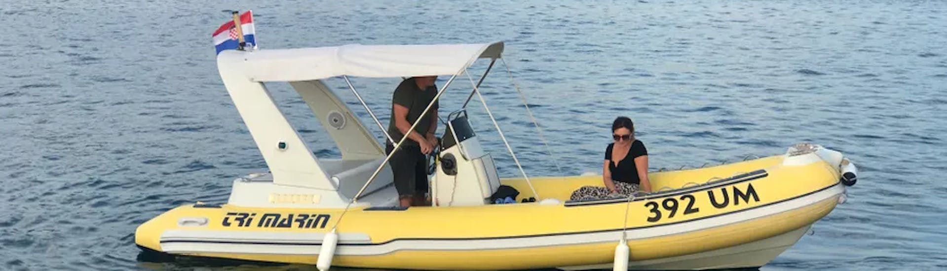Deux personnes sur l'un des bateaux de location de bateau à Umag (jusqu'à 8 personnes) avec Action & Fun Umag.