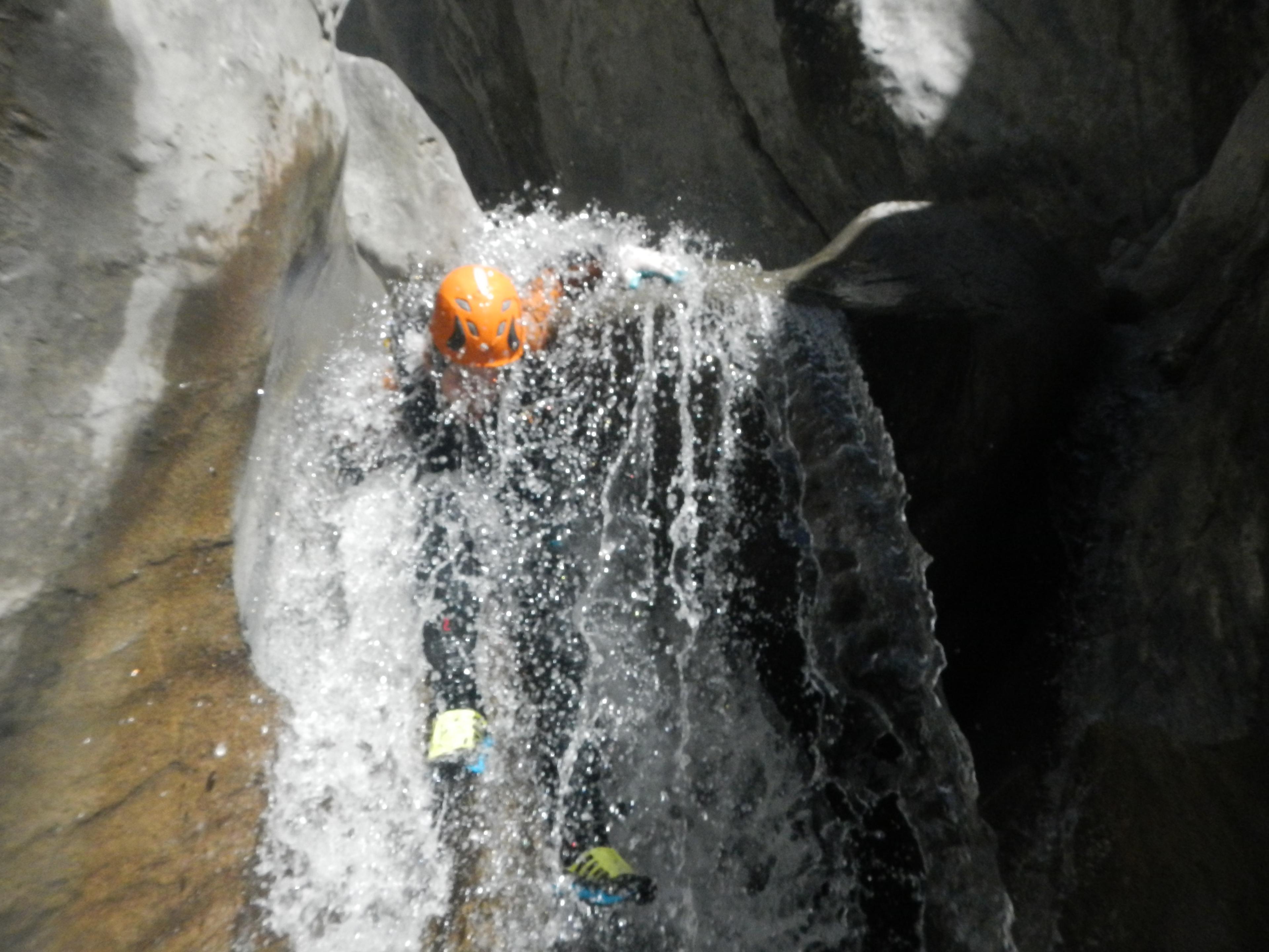 A man abseiling from a waterfall during Canyoning for Pros in Strindenbach with André Wimmer.