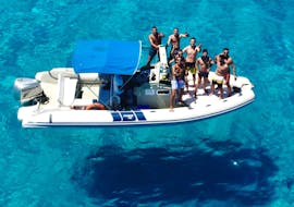 Vista sobre la cala de Bue Marino durante nuestra excursión en barco RIB a Favignana y Levanzo con snorkel con Passione Blu Trapani.