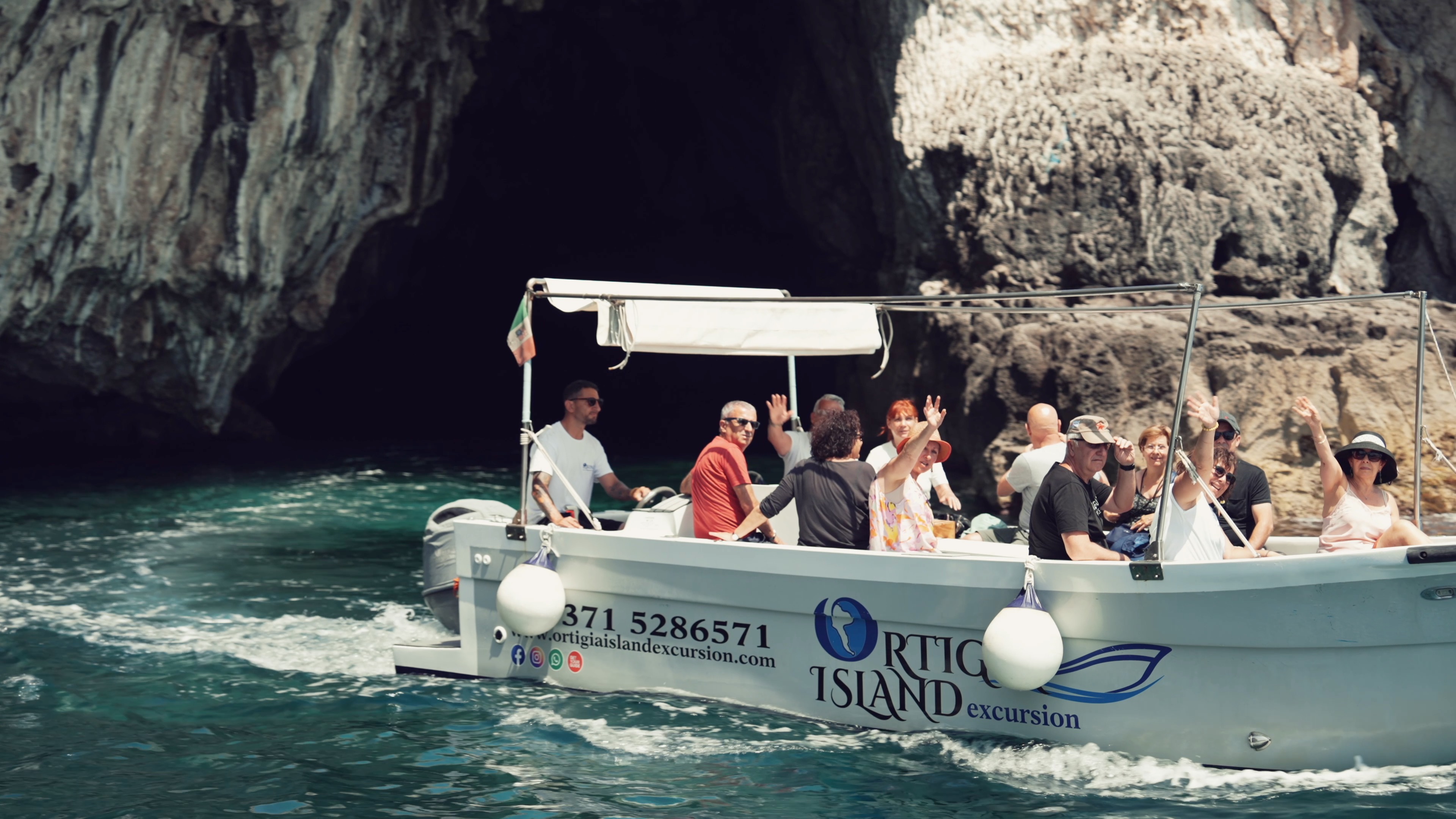 Giro in barca a Ortigia e alle grotte marine con snorkeling con Ortigia Island Excursion.