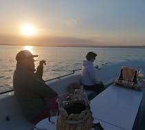 Boottocht bij zonsondergang naar de zeegrotten van Syracuse met aperitief met Ortigia Island Excursion.