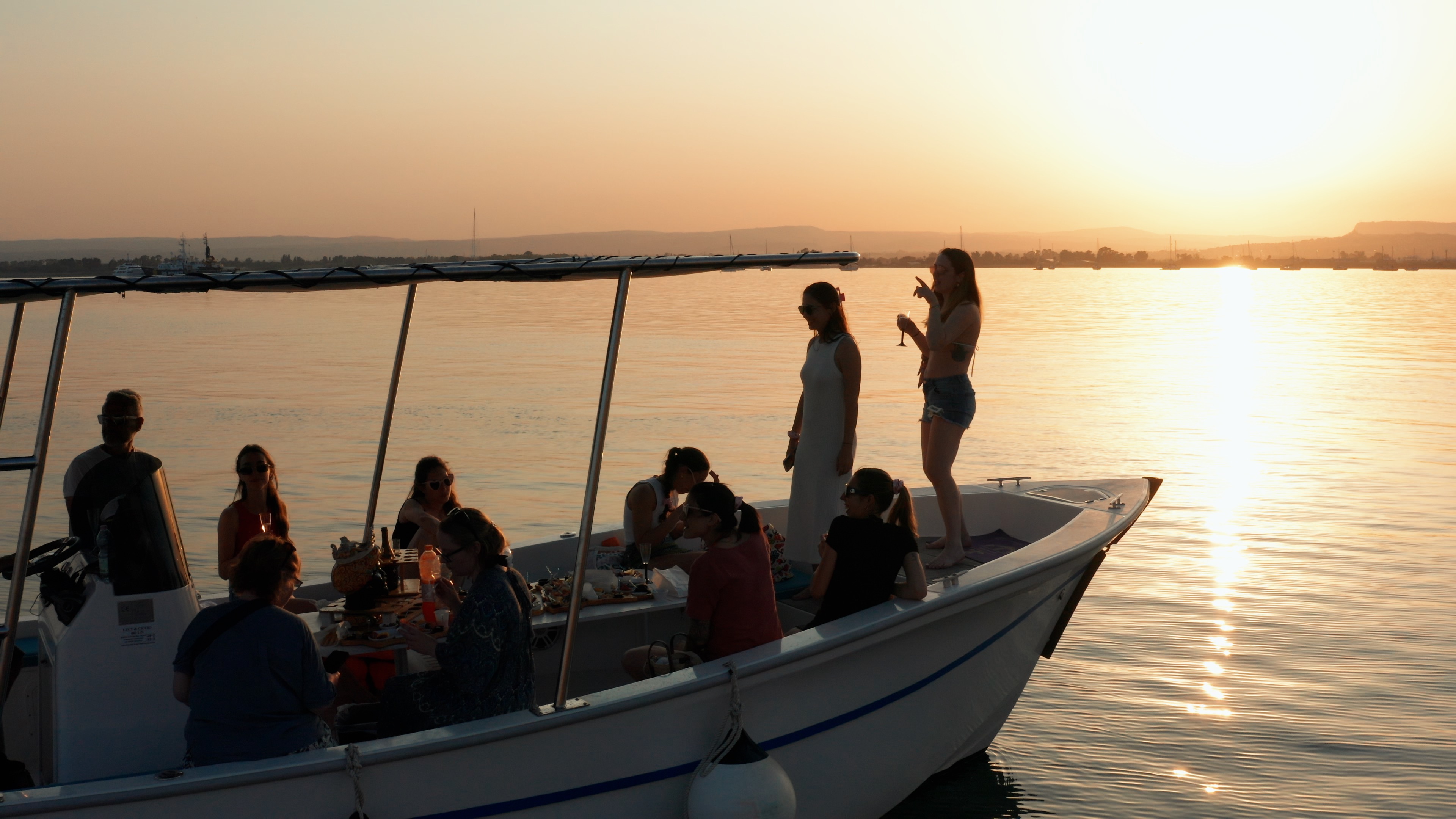 Bootstour zu den Meeresgrotten von Syrakus bei Sonnenuntergang.