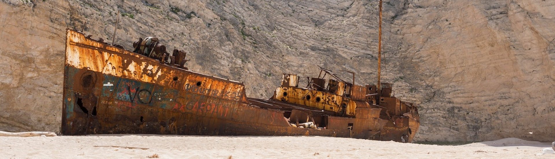 Imagen del famoso barco hundido en la playa del Naufragio, visitado durante el paseo en barco a la playa del Naufragio y las Cuevas Azules con Best of Zante