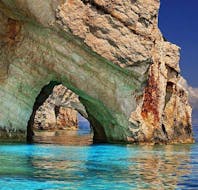 Les arches en pierre naturelle autour des grottes bleues, visitées lors de la Balade en bateau à la plage de Navagio & aux Grottes bleues avec Best of Zante Boats.