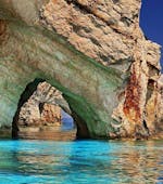 Die natürlichen Steinbögen um die Blauen Höhlen, die während der Bootstour von Best of Zante besucht werden.