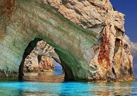 Les arches en pierre naturelle autour des grottes bleues, visitées lors de la Balade en bateau à la plage de Navagio & aux Grottes bleues avec Best of Zante Boats.