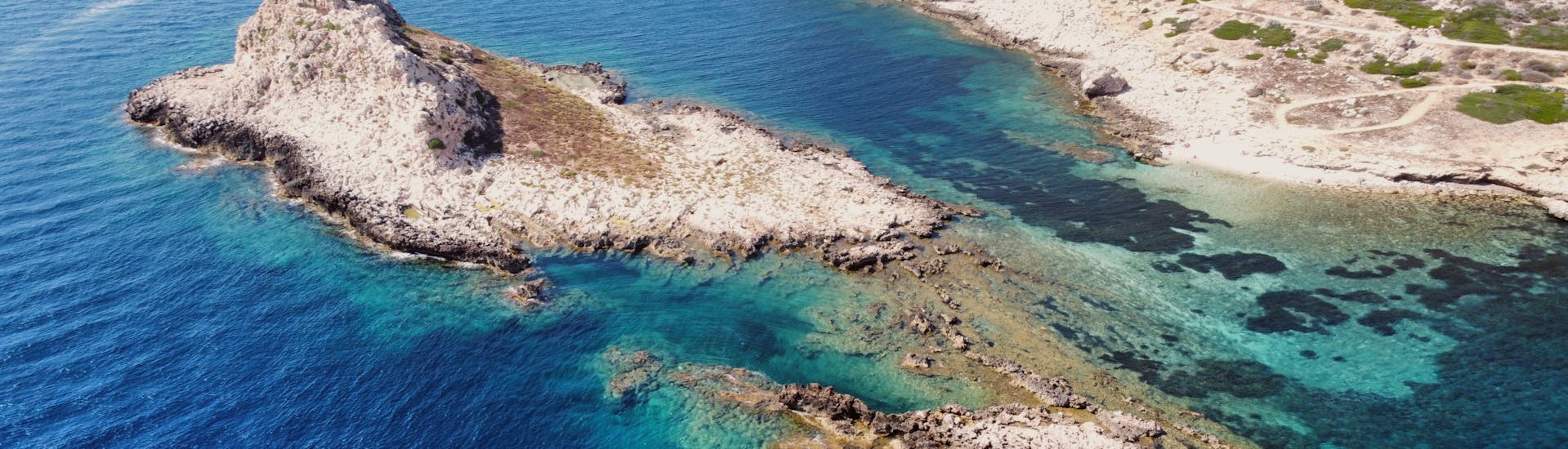 Vista dei faraglioni di Levando durante la gita in gommone a Marettimo e Levanzo con snorkeling con Passione Blu Trapani.