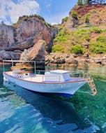Bild des Bootes, das für die Bootstour entlang der Küste von Taormina mit Schnorcheln mit dem Boot Experience Taormina verwendet wird.