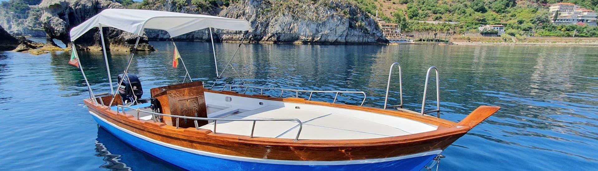 Imagen del barco utilizado para el paseo por la costa de Taormina, con esnórquel, con Boat Experience Taormina.