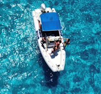 Vista della nostra barca durante il giro in gommone privato a Marettimo e Levanzo con Passione Blu Trapani.