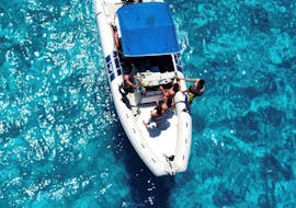 Blick auf unser Boot während der privaten Bootstour nach Marettimo und Levanzo mit Passione Blu Trapani.