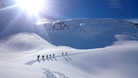 Die Teilnehmer nehmen an einer privaten Skitour mit einem Guide der Skischule Stuben teil.